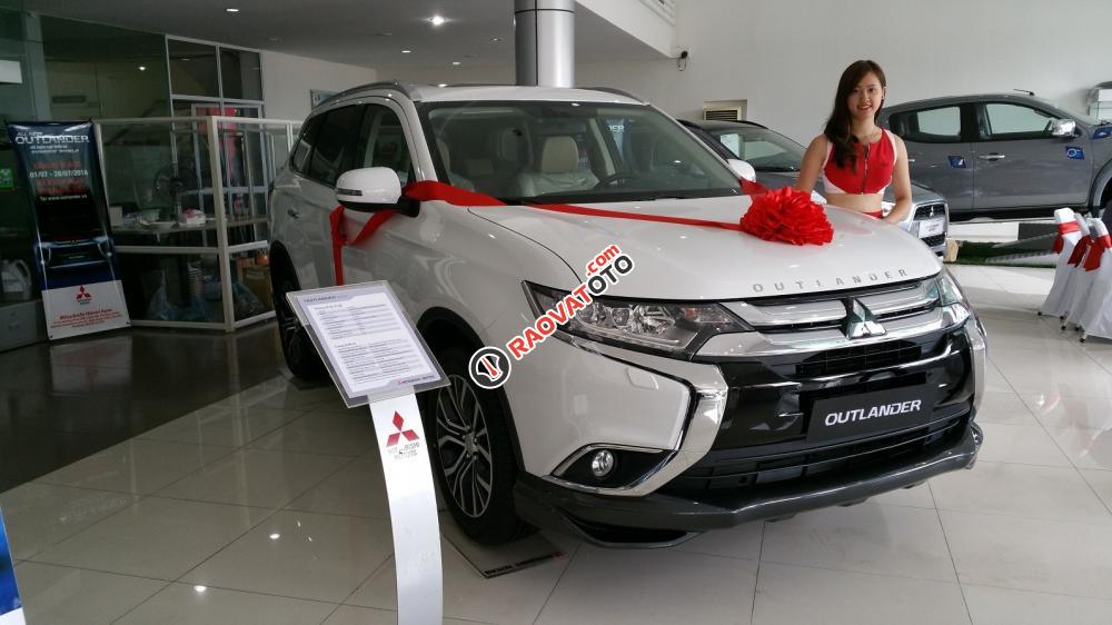 Bán xe Outlander tại Huế, giá xe tốt, giao xe ngay, thủ tục nhanh chóng, hỗ trợ vay lên đến 80 % - LH Quang: 0905596067-1