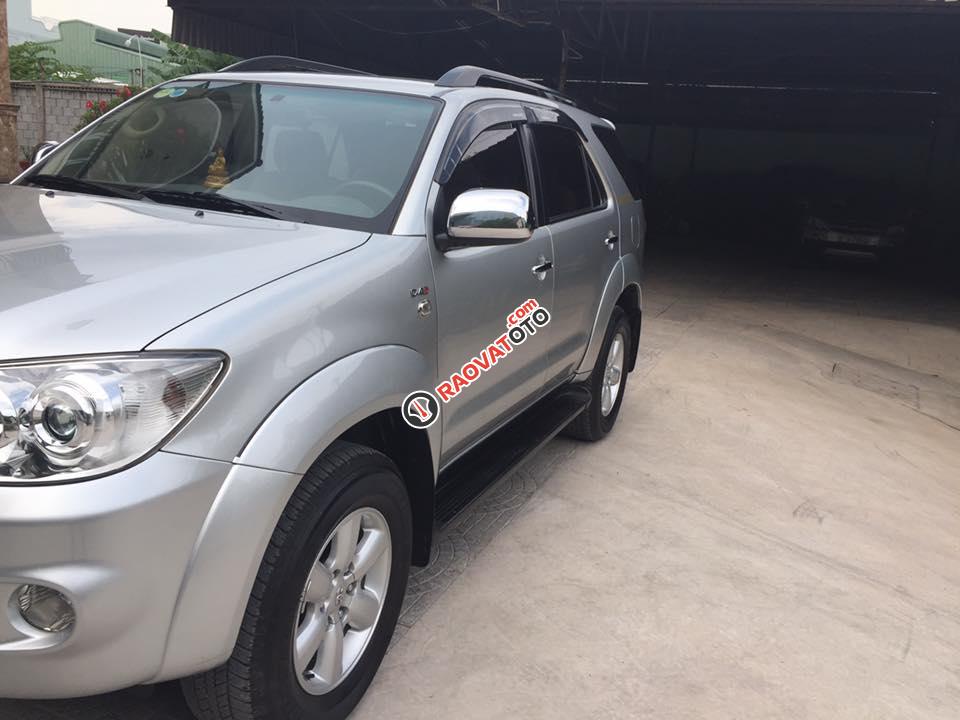 Bán xe Fortuner 2010 số sàn, màu bạc, máy dầu, odo 135.000km, zin đẹp từ trong ra ngoài không lỗi nhỏ-2