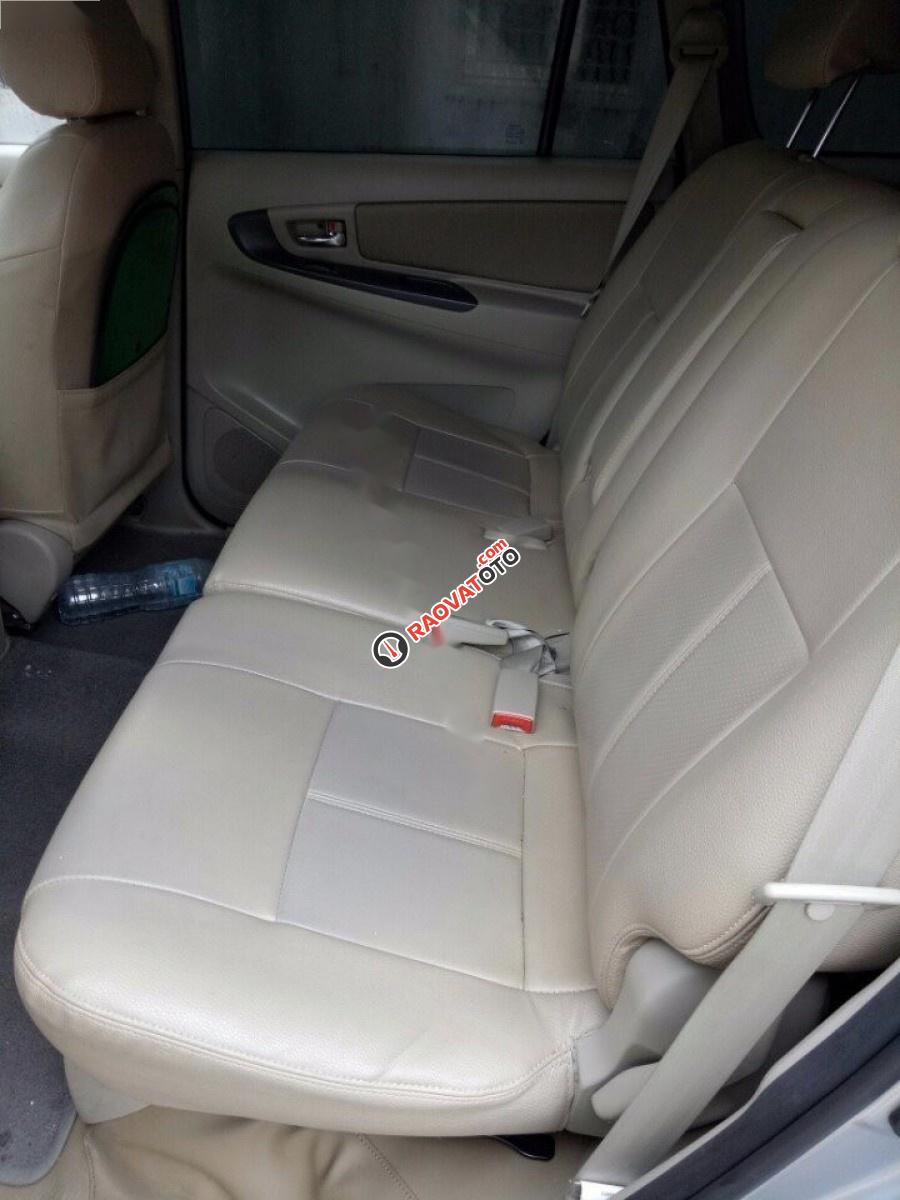 Cần bán lại xe Toyota Innova 2.0E đời 2015, màu bạc-3