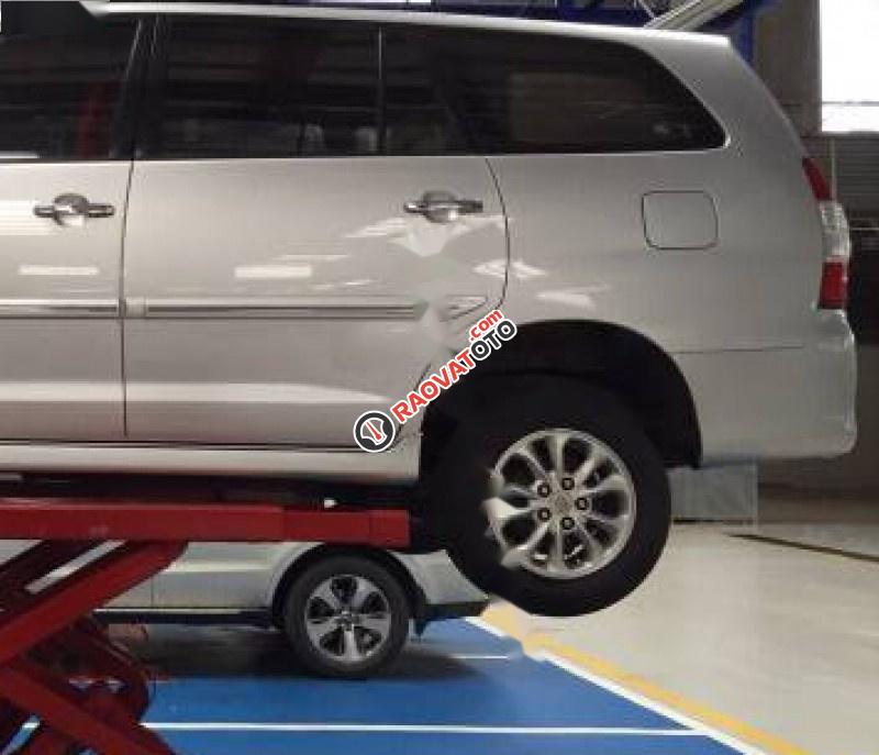 Cần bán xe Toyota Innova 2.0E đời 2014, màu bạc giá cạnh tranh-4