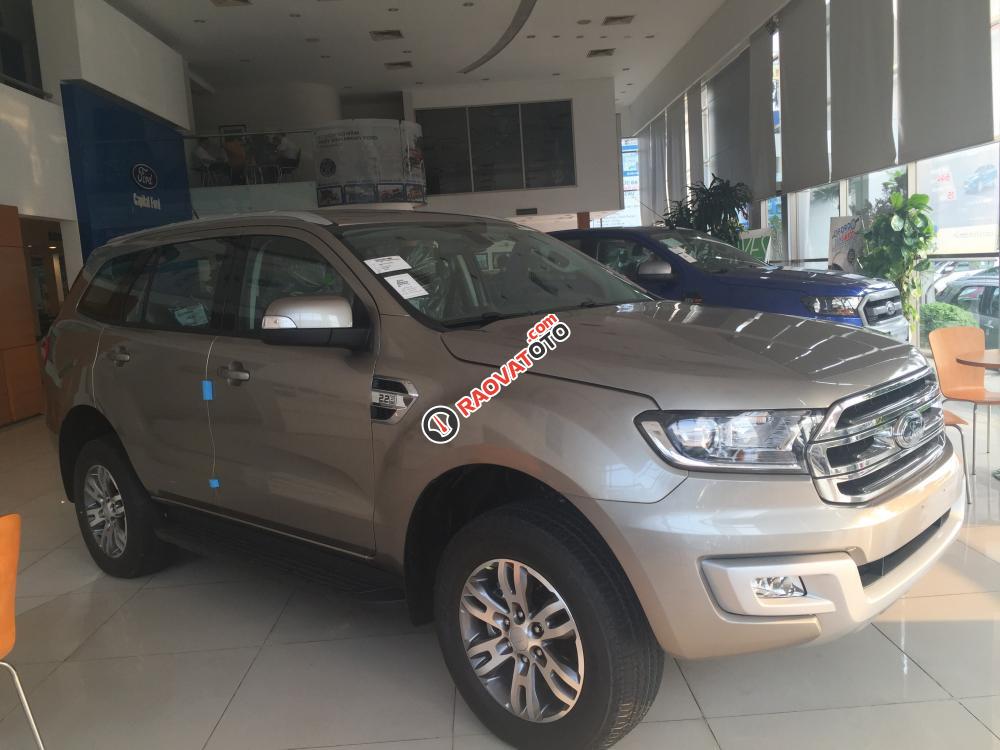 Ford Giải Phóng bán xe Ford Everest 2017 nhập Thái, đủ màu, trả góp 85%, tặng bộ phụ kiện 7 món - LH: 0988587365-9