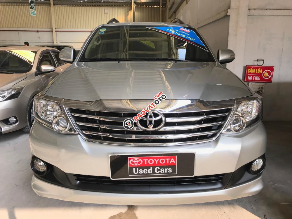 Bán Toyota Fortuner V(4x2) đời 2012, màu bạc, số tự động-0