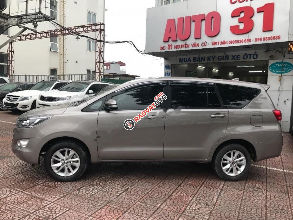 Bán ô tô Toyota Innova 2.0E MT đời 2017, màu nâu -3