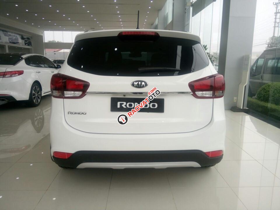 Kia Rondo GAT đời 2017, màu trắng, hỗ trợ 80%, LH 0989.240.241-2