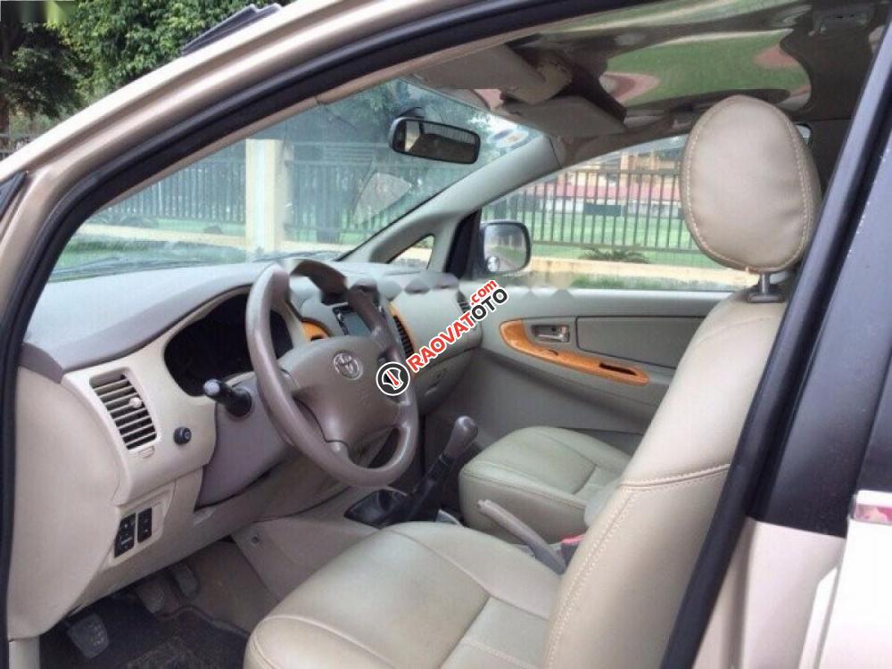 Bán Toyota Innova đời 2011, màu vàng như mới-4