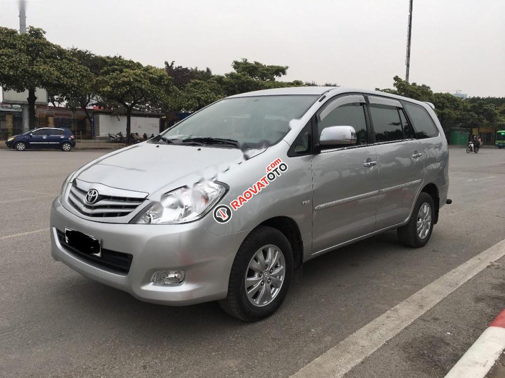 Cần bán Toyota Innova G đời 2010, màu bạc ít sử dụng-0