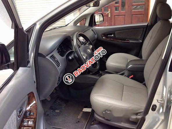 Bán lại xe Toyota Innova 2.0E đời 2013, màu bạc, 515tr-4