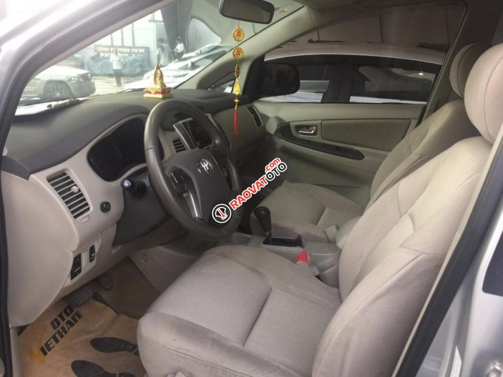 Cần bán gấp Toyota Innova 2.0G đời 2013, màu bạc xe gia đình-2