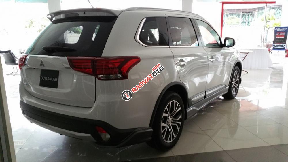 Bán xe Outlander tại Huế, giá xe tốt, giao xe ngay, thủ tục nhanh chóng, hỗ trợ vay lên đến 80 % - LH Quang: 0905596067-8