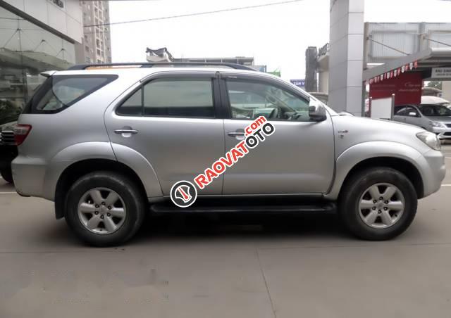 Bán Toyota Fortuner G đời 2011, màu bạc số sàn, 650tr-1