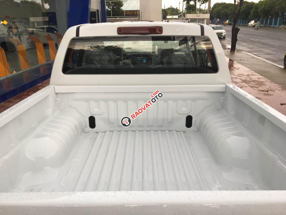 Bán Chevrolet Colorado LT 2.5 MT 4x2, màu trắng, vay 95%-4