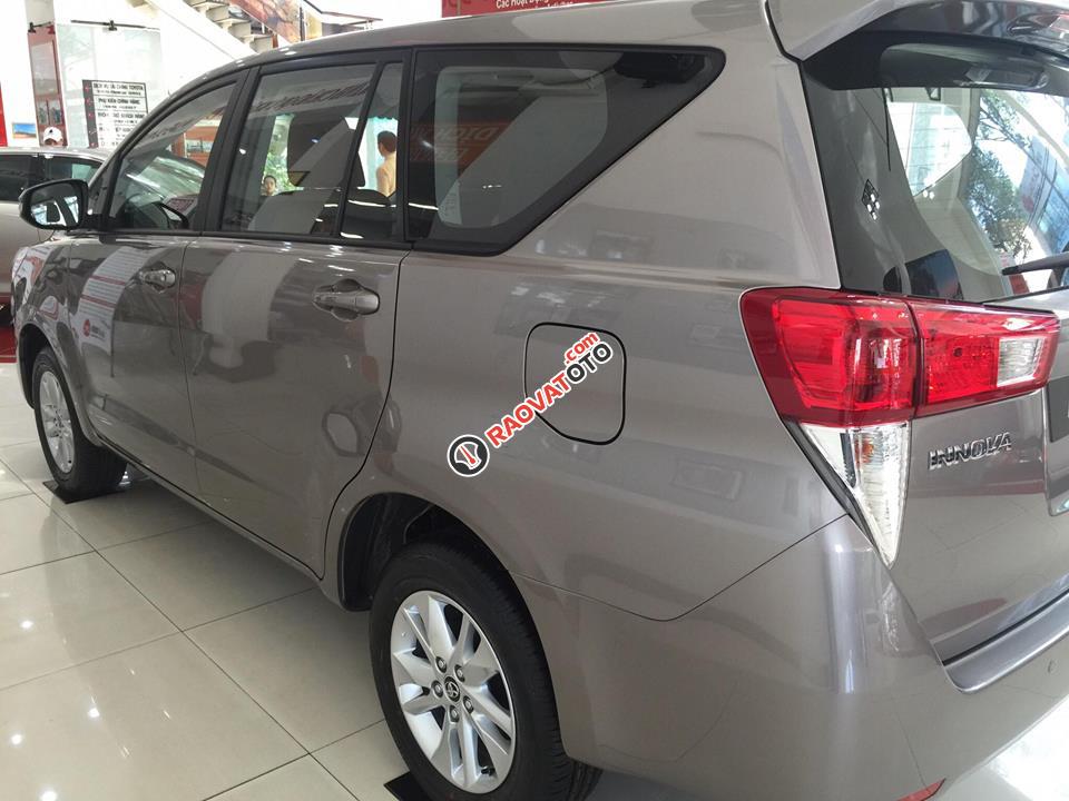 Bán Toyota Innova 2.0E đời 2018, NH 90%, tặng full phụ kiện, Giá cạnh tranh nhất SG-2