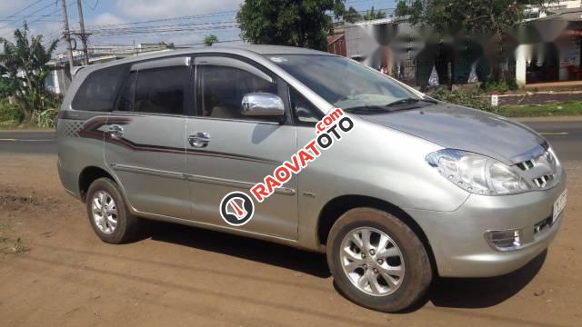 Chính chủ bán gấp Toyota Innova đời 2009, màu bạc-0