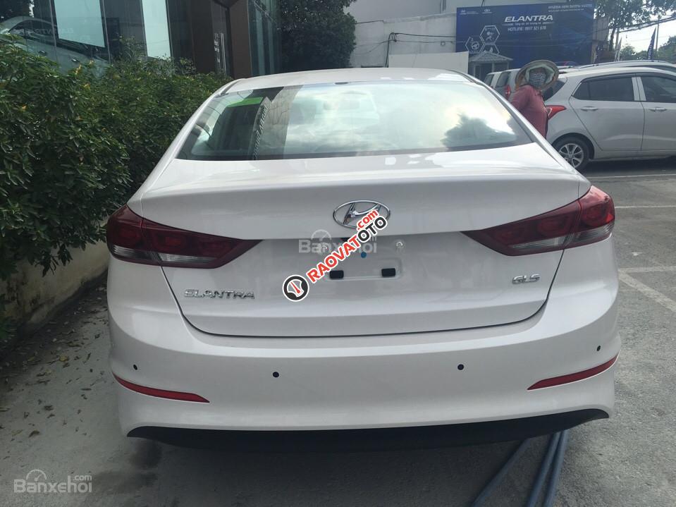 Hyundai Elantra với thiết kế mạnh mẽ và giá thật hấp dẫn-2