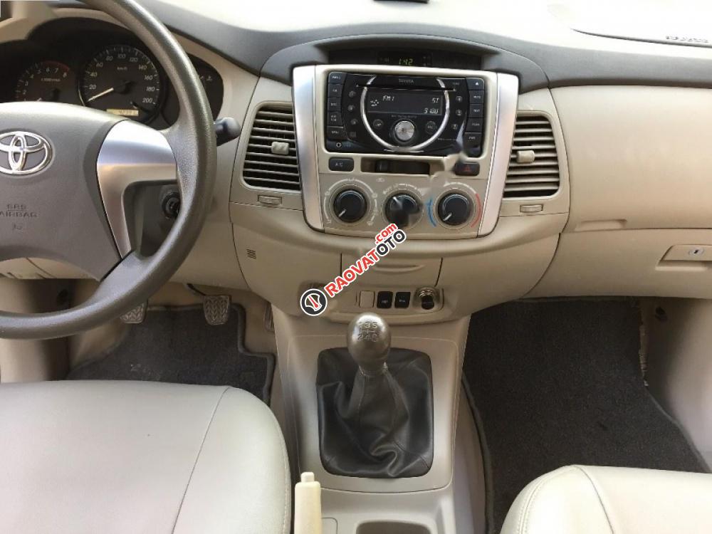 Cần bán xe Toyota Innova 2.0E đời 2014, màu bạc, giá chỉ 585 triệu-8