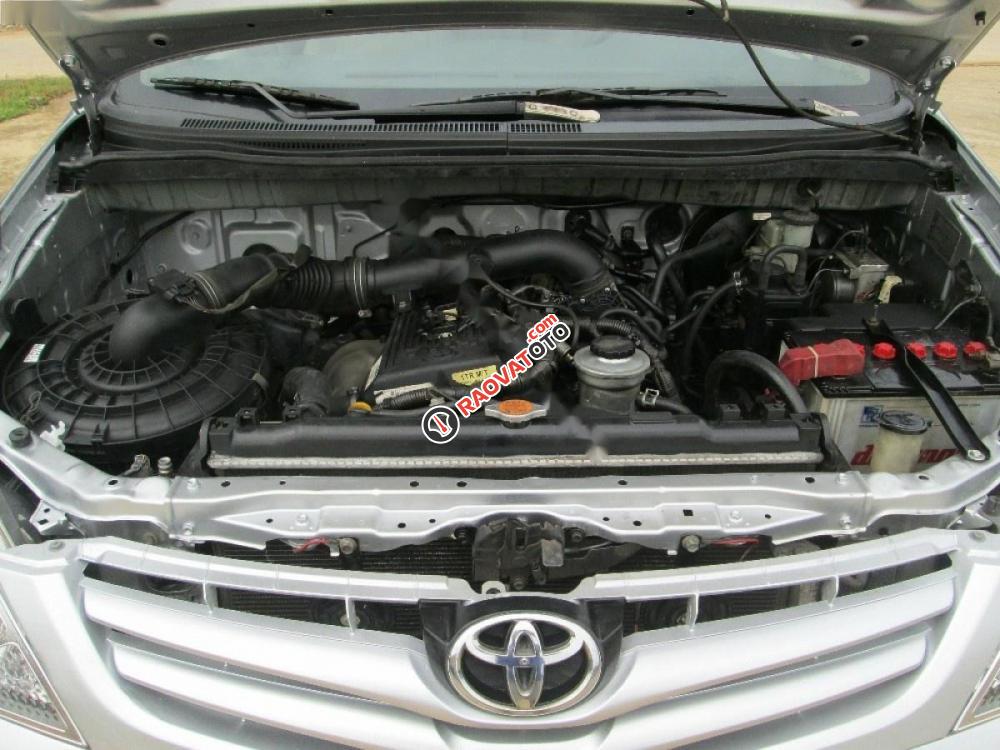 Bán ô tô Toyota Innova G đời 2010, màu bạc như mới giá cạnh tranh-0