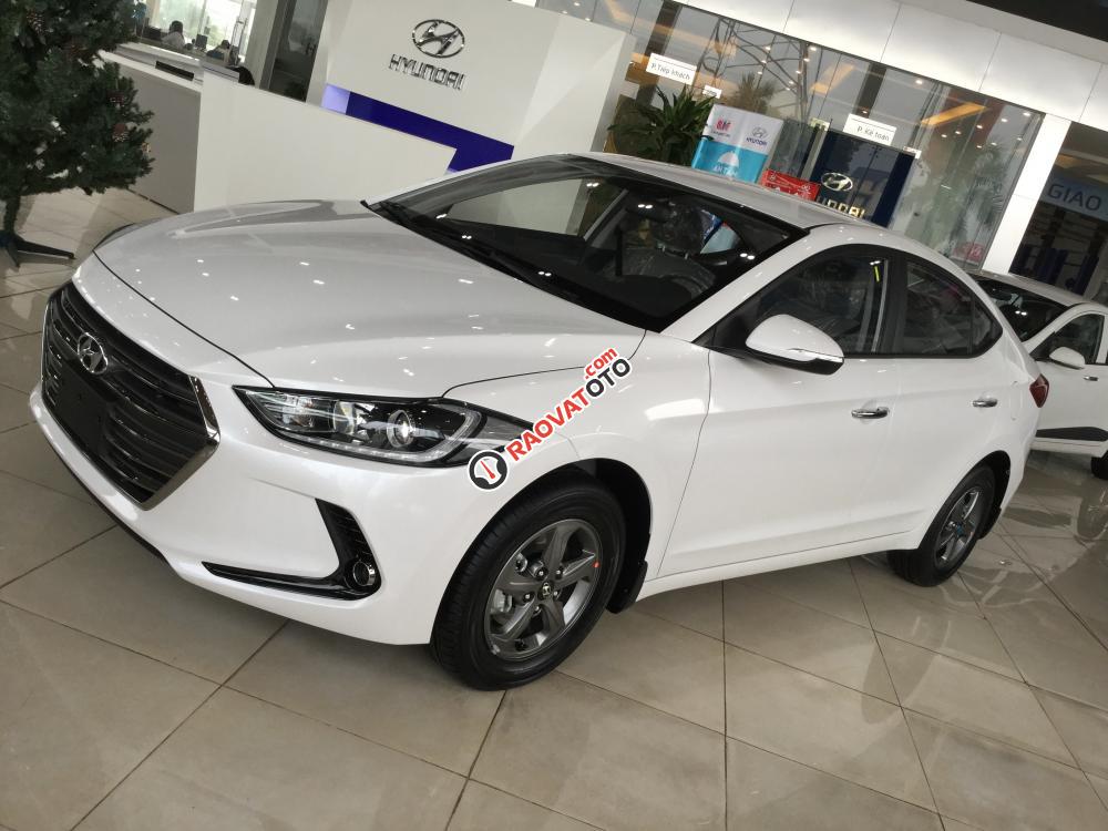 Bán Hyundai Elantra sản xuất 2018, màu trắng, cam kết giá tốt nhất-1