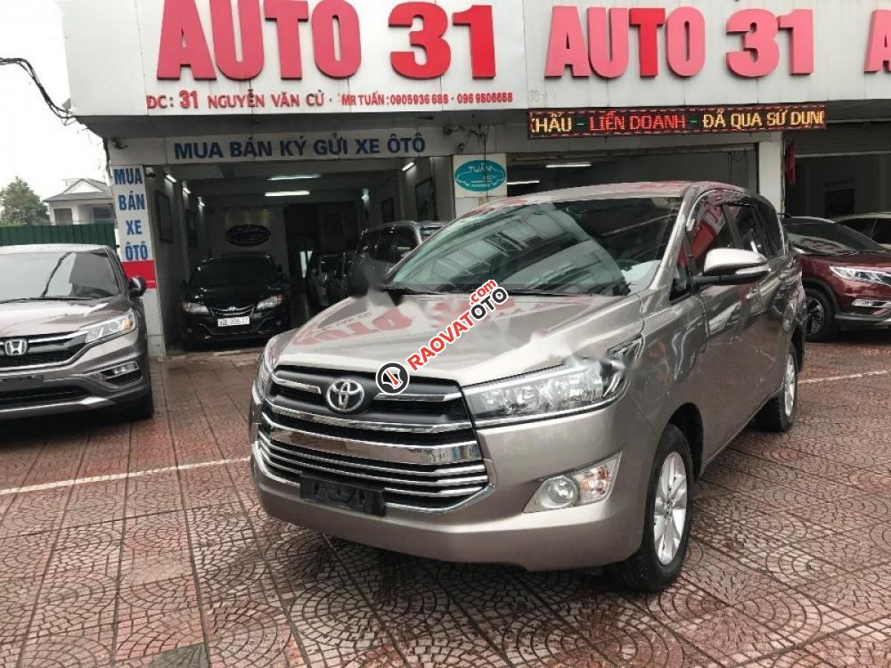 Bán ô tô Toyota Innova 2.0E MT đời 2017, màu nâu -1