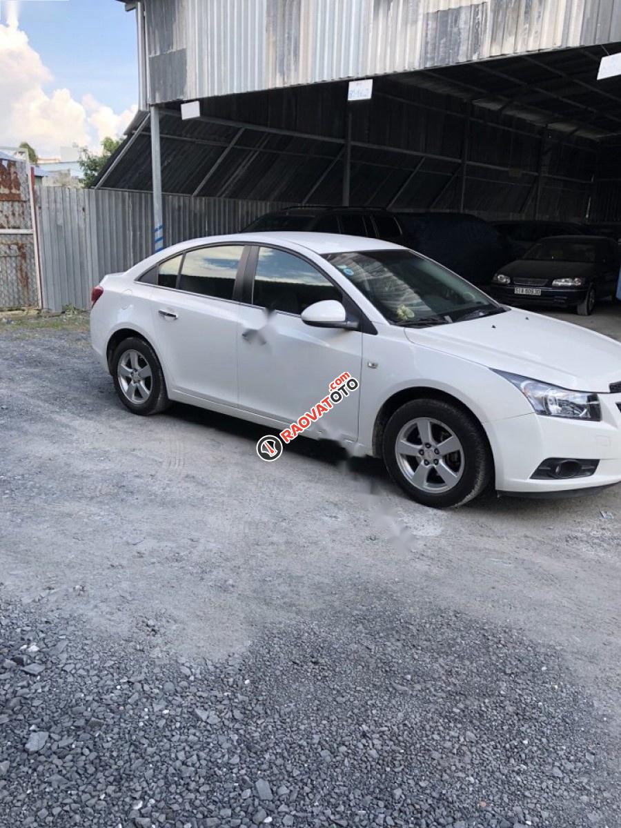 Cần bán gấp Chevrolet Cruze 1.6MT sản xuất 2014, màu trắng-0