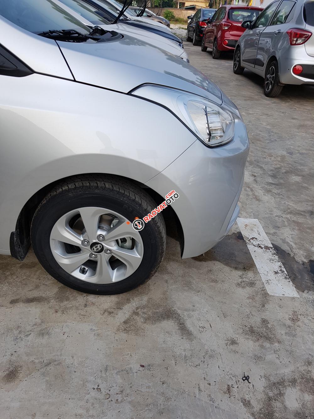 Cần bán Grand I10 Sedan đời 2018, xe mới 100%, màu bạc 2 đầu Thành Trung: 0941.367.999-5