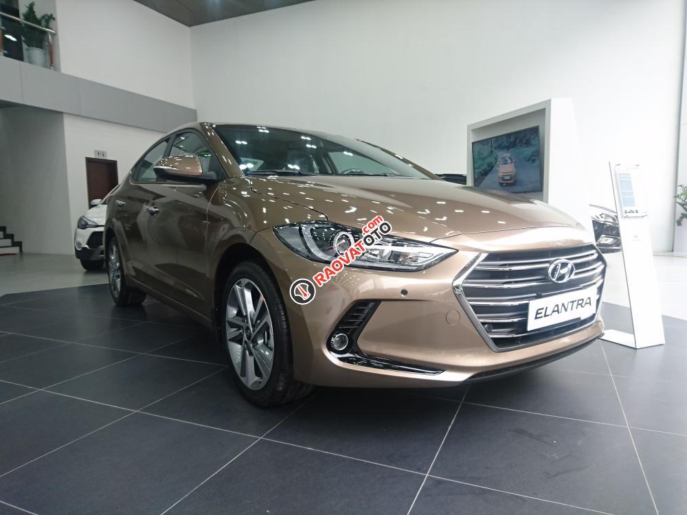 Giao ngay Hyundai Elantra 2018, màu nâu vàng, các phiên bản, giá cạnh tranh, mua xe chỉ từ 115 triệu - LH 090.467.5566-0