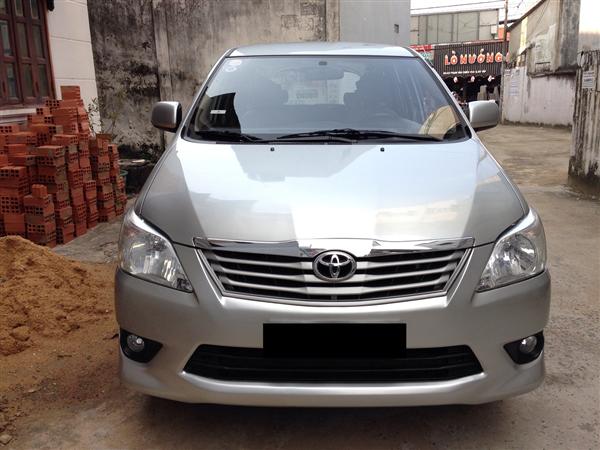 Cần bán gấp Toyota Innova E đời 2013, màu bạc-0