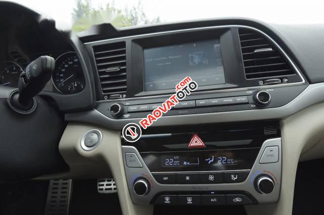 Bán xe Hyundai Elantra đời 2017, màu trắng-1