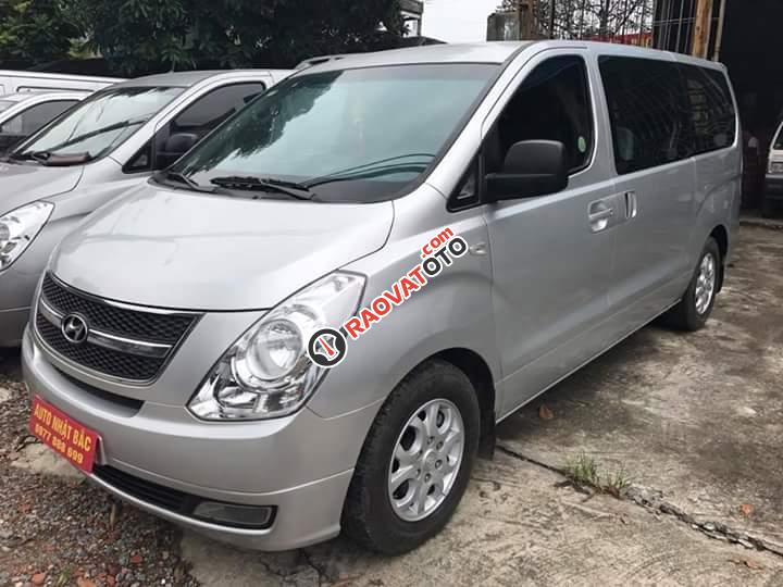 Cần bán xe Hyundai Starex đời 2010, màu bạc-2