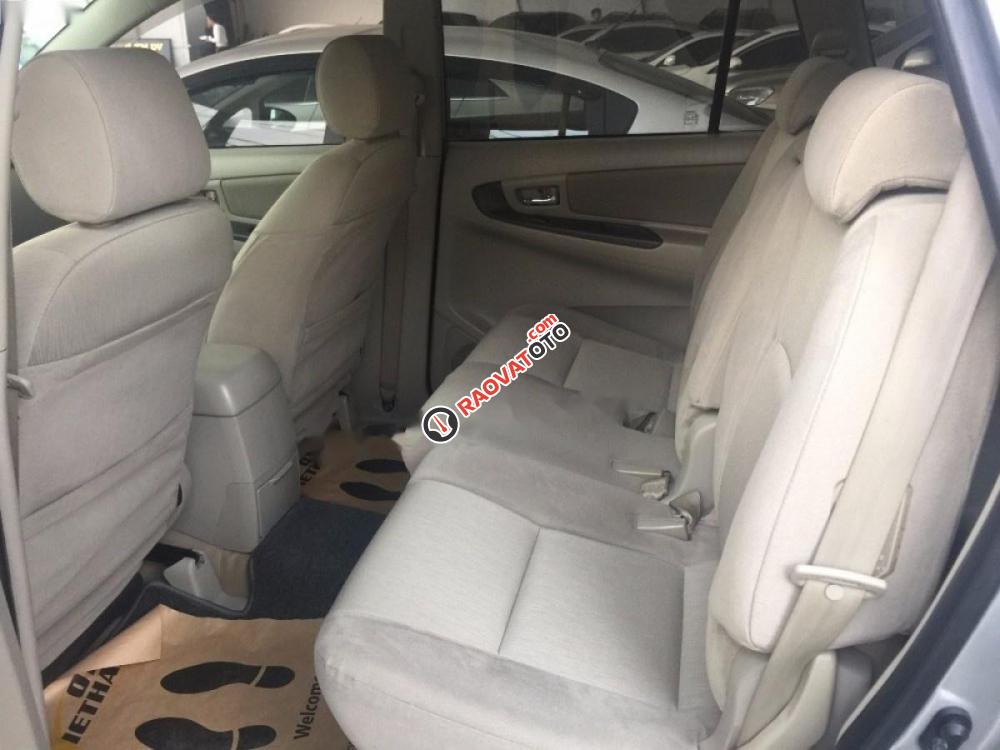 Cần bán gấp Toyota Innova 2.0G đời 2013, màu bạc xe gia đình-4