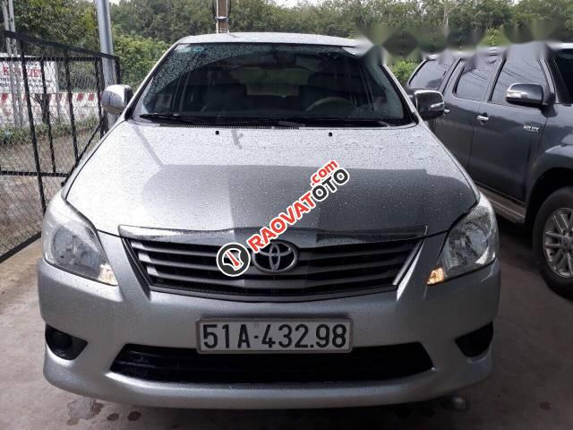 Bán gấp Toyota Innova sản xuất 2012, màu bạc chính chủ, giá 520tr-0