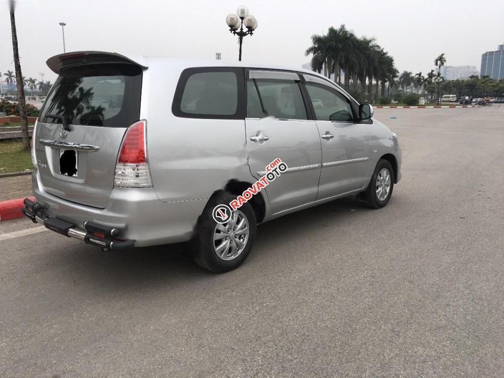 Cần bán Toyota Innova G đời 2010, màu bạc ít sử dụng-4