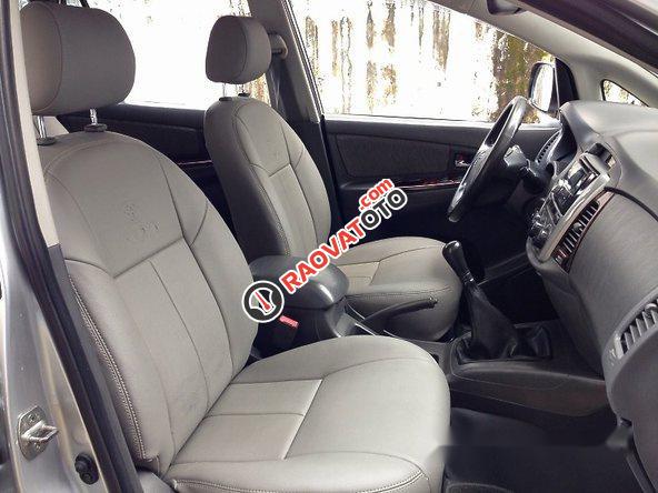 Bán gấp Toyota Innova 2.0E đời 2013, màu bạc, giá 515tr-12