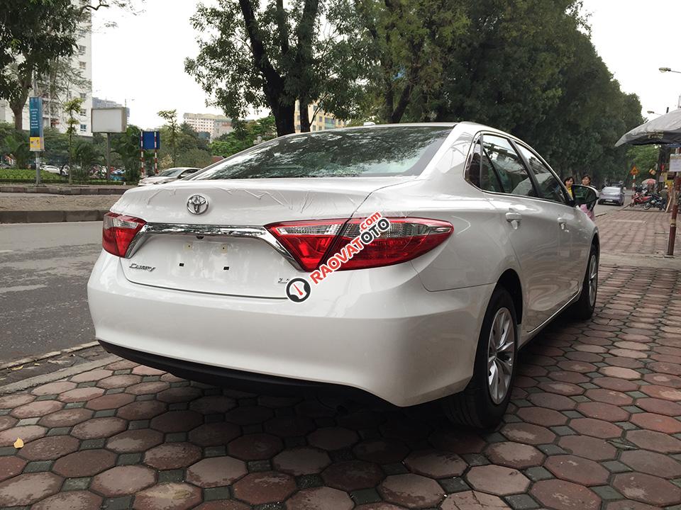 Bán xe Toyota Camry LE 2015 nhập Mỹ, màu trắng xe mới 100% giá rẻ nhất, giao ngay - LH: 0902.00.88.44-3