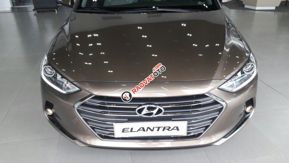 Hyundai Cầu Diễn cần bán xe Hyundai Elantra 2.0 AT 2017, màu nâu, giá chỉ 670 triệu-1