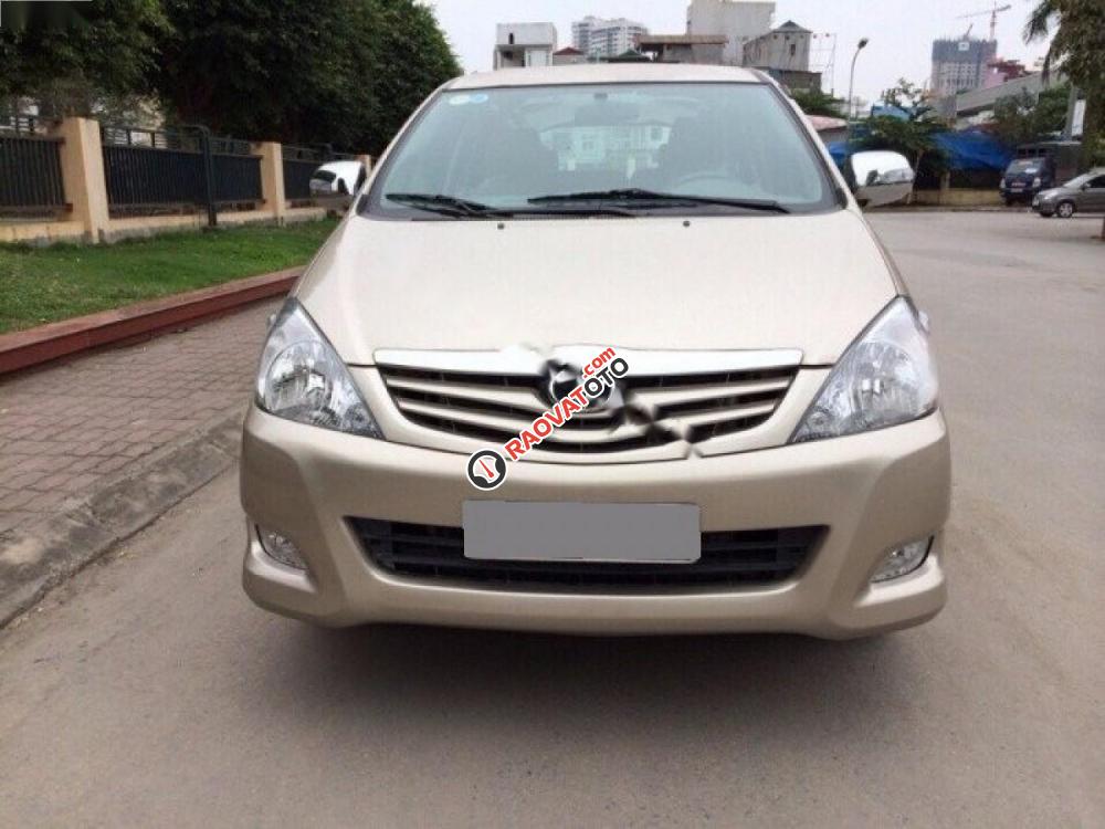 Bán Toyota Innova đời 2011, màu vàng như mới-1