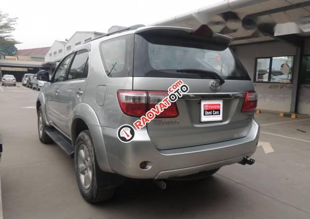 Bán Toyota Fortuner G đời 2011, màu bạc số sàn, 650tr-2