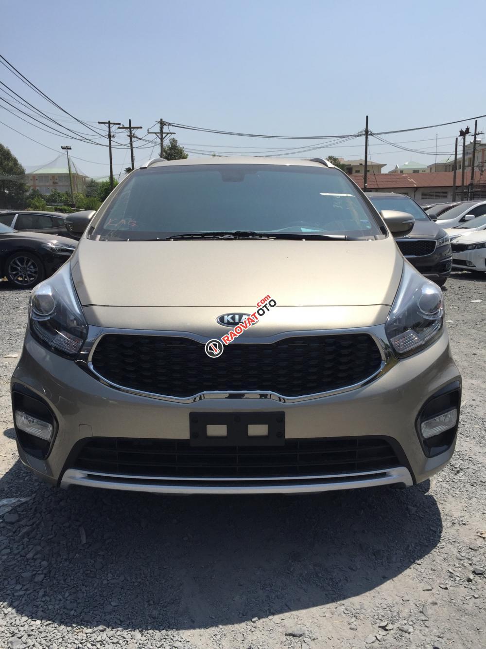 Cần bán xe Kia Rondo MT đời 2018, giá tốt-0