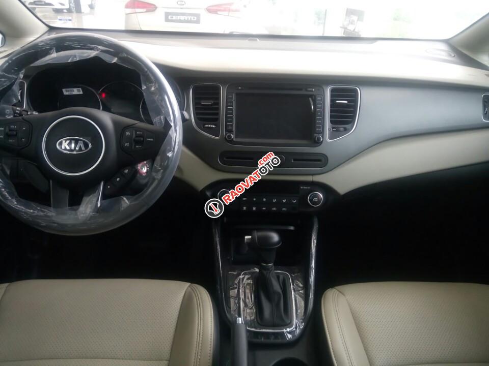 Kia Rondo GAT đời 2017, màu trắng, hỗ trợ 80%, LH 0989.240.241-3