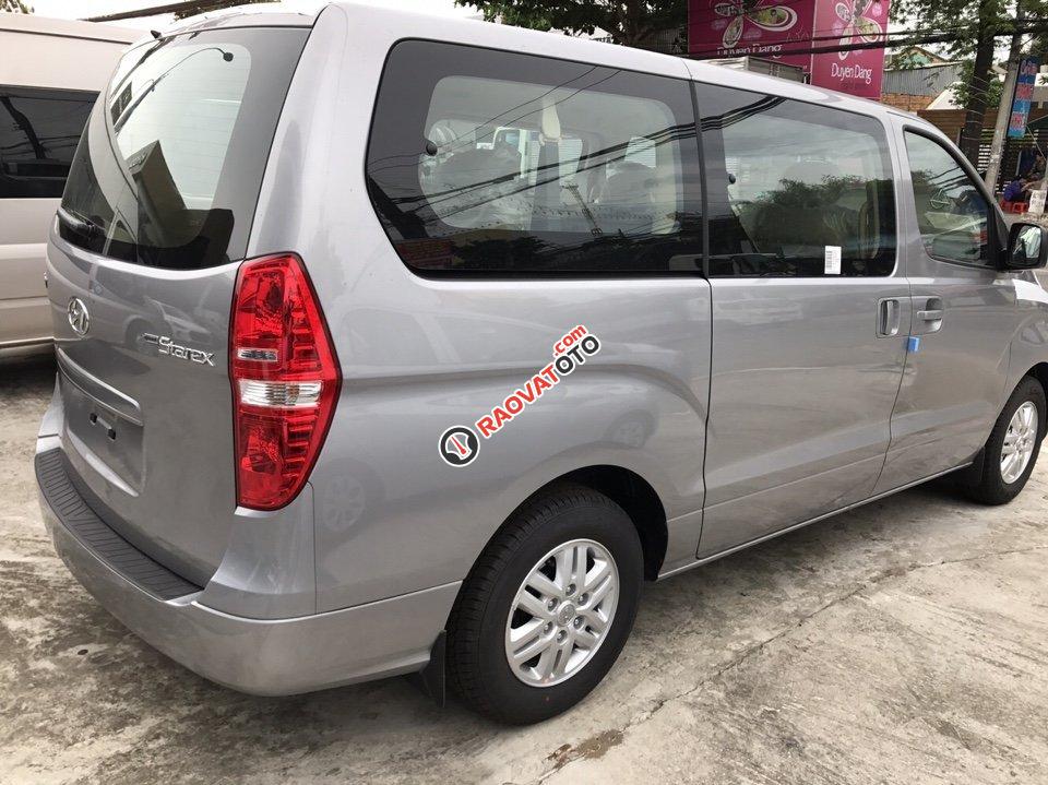 Xe 9 chỗ máy dầu Hyundai Starex nhập chiếc 2017-2