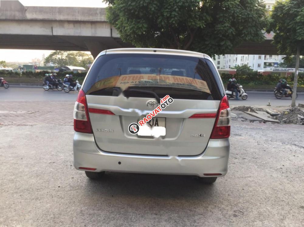 Cần bán xe Toyota Innova 2.0E đời 2014, màu bạc, giá chỉ 585 triệu-2