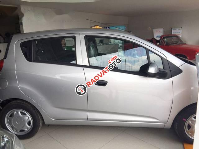 Bán ô tô Chevrolet Spark LS đời 2017, màu bạc, giá 269tr-4