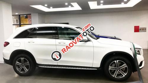 Cần bán gấp Mercedes 2.0 AT đời 2017, màu trắng, nhập khẩu nguyên chiếc-2