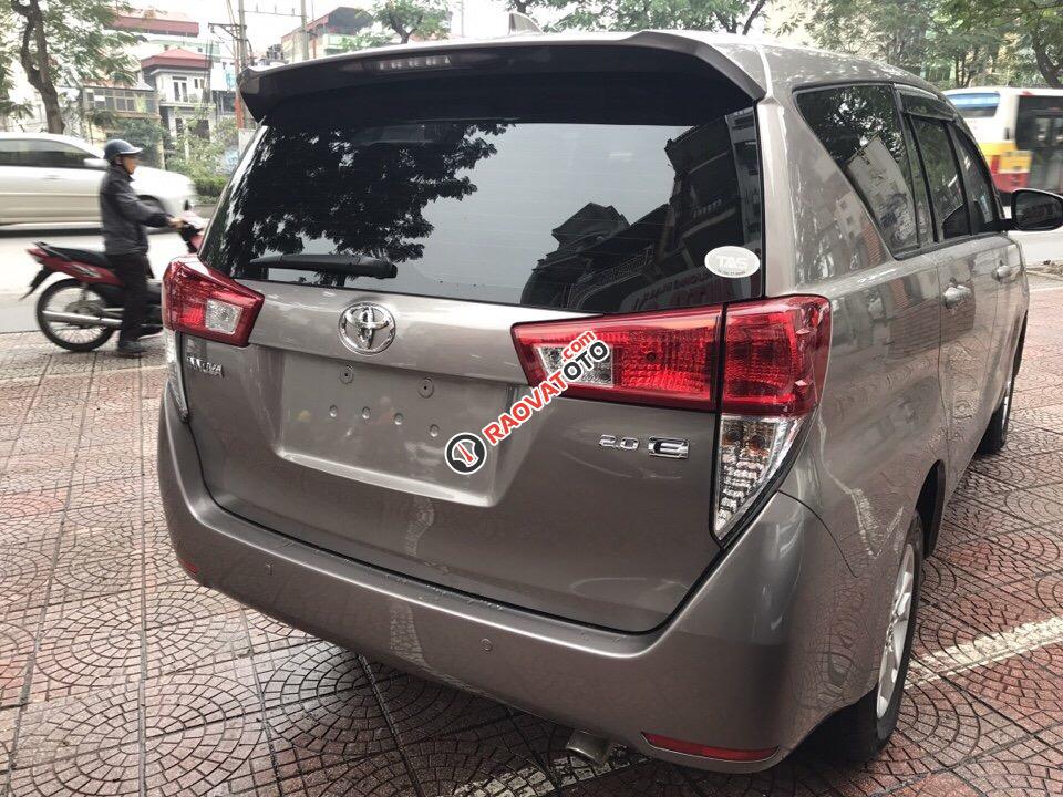 Bán xe Toyota Innova 2.0E đời 2017, màu nâu số sàn, giá chỉ 745 triệu-1