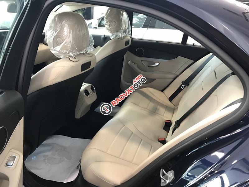 Bán Mercedes C200 model 2017 xanh chính chủ, giá cực tốt-4