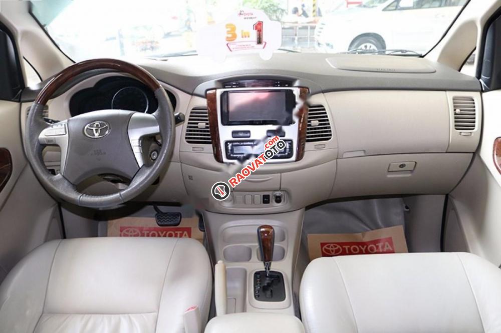 Cần bán gấp Toyota Innova 2.0V đời 2013, màu bạc, 640tr-2