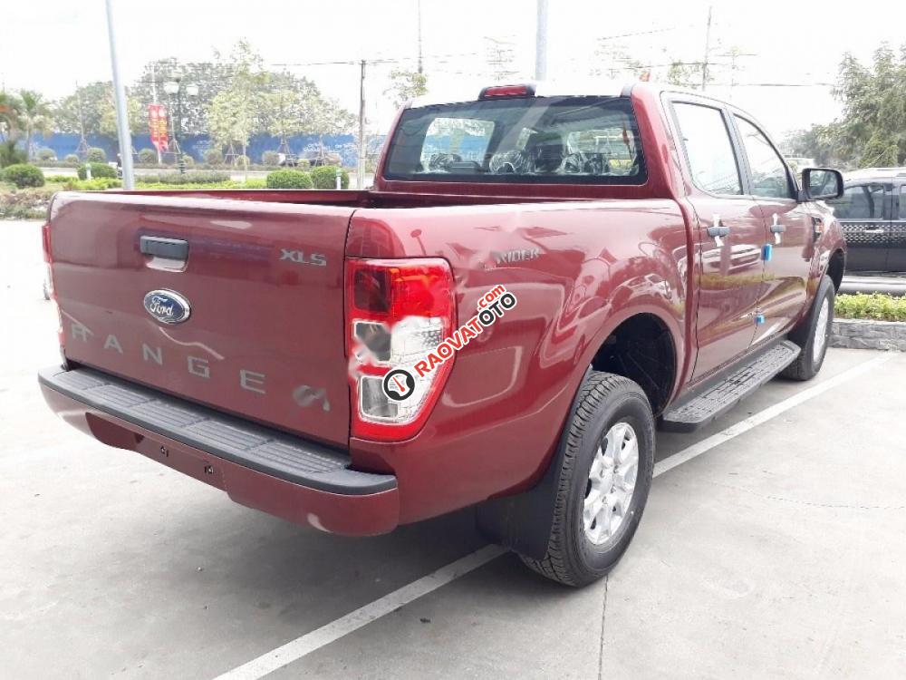 Cần bán Ford Ranger XLS 2.2L 4x2 AT đời 2017, màu đỏ, nhập khẩu nguyên chiếc-0