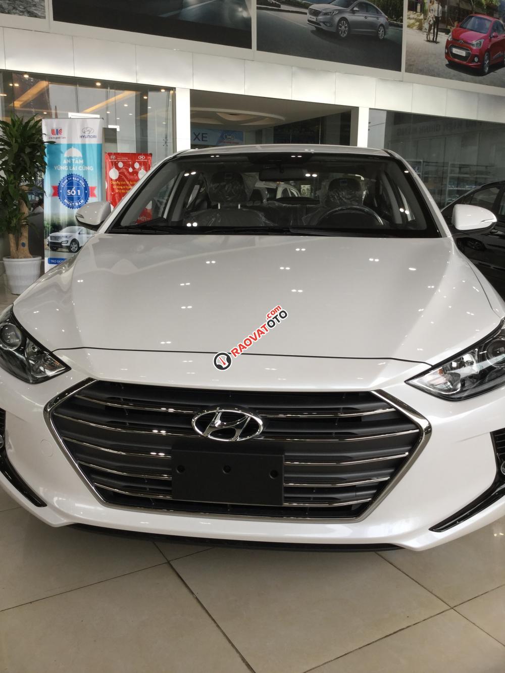 Bán Hyundai Elantra sản xuất 2018, màu trắng, cam kết giá tốt nhất-0