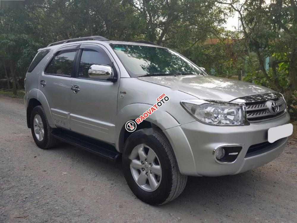 Bán ô tô Toyota Fortuner 2.5G đời 2011, màu bạc xe gia đình-1