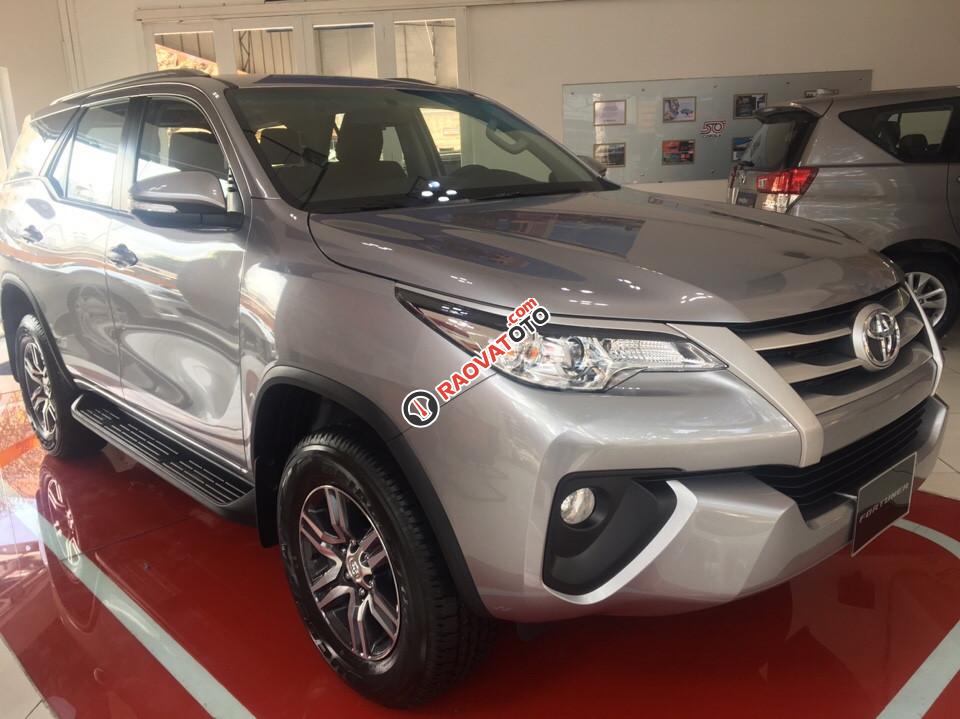 Cần bán Toyota Fortuner 2.4V máy xăng, số tự động, đời 2018 (nhập khẩu), màu bạc, có đủ màu, giao xe ngay-1