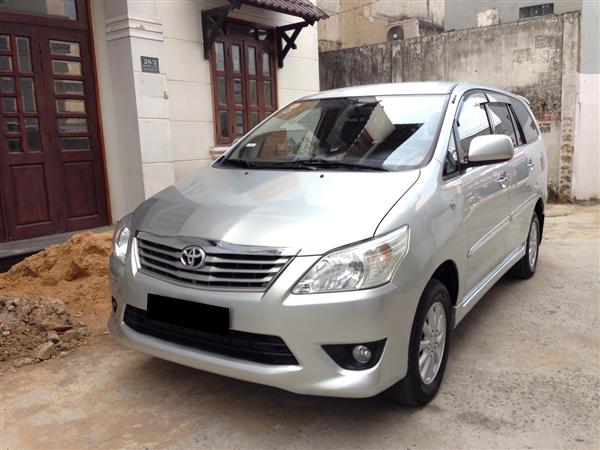 Cần bán gấp Toyota Innova E đời 2013, màu bạc-1